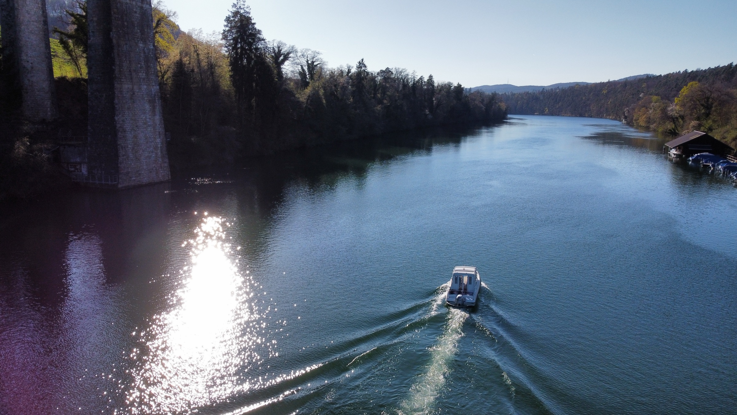 Motorboot auf dem Rhein bei Eglisau